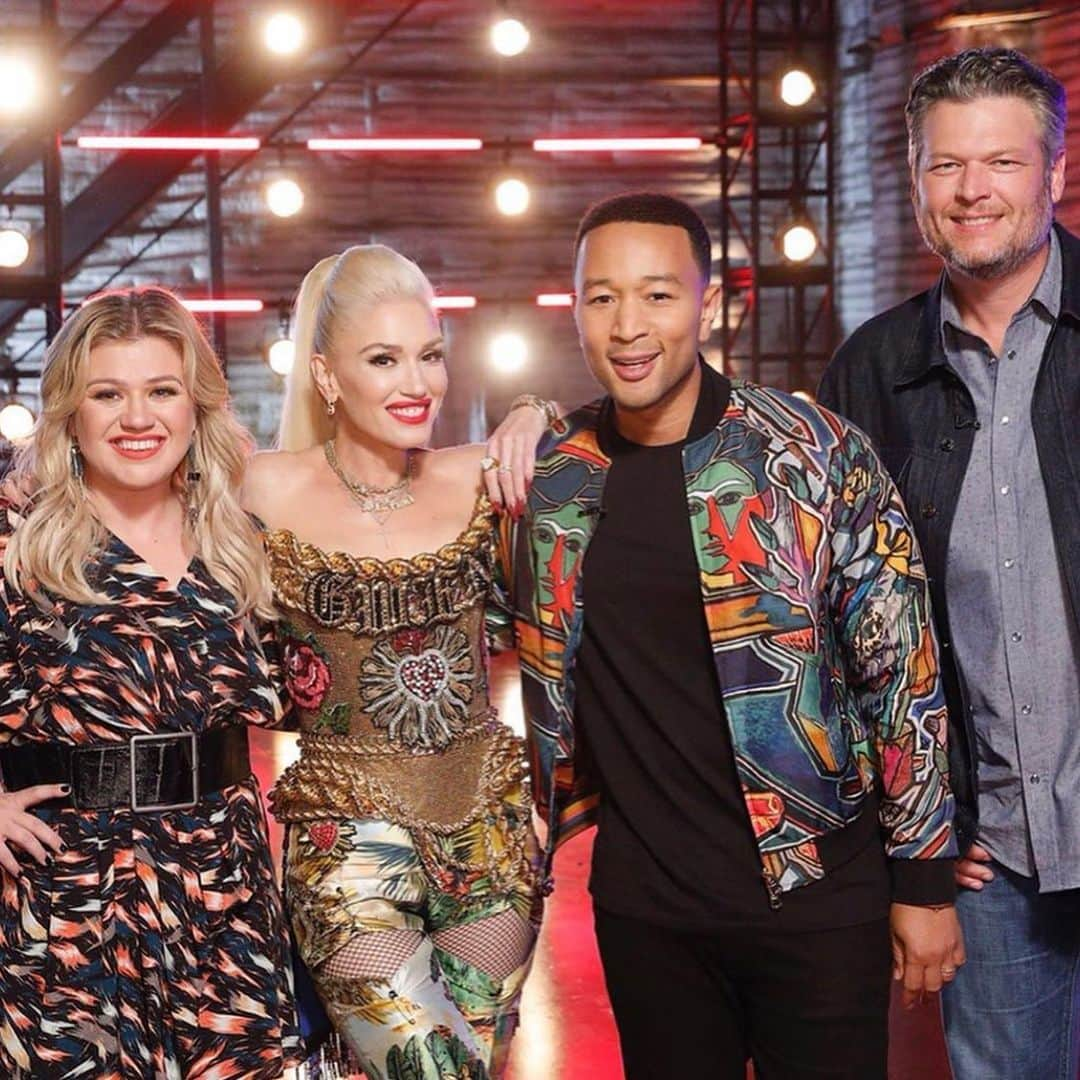 グウェン・ステファニーさんのインスタグラム写真 - (グウェン・ステファニーInstagram)「@kellyclarkson @johnlegend @blakeshelton #lookhowcuteweare! @nbcthevoice #season17! #imback!!!!🤷‍♀️😳👊🏻👏🏻👏🏻👏🏻Gx」9月10日 23時29分 - gwenstefani