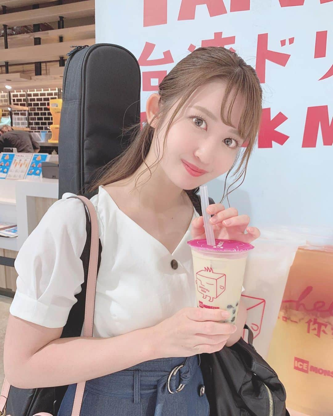 沢井里奈さんのインスタグラム写真 - (沢井里奈Instagram)「♡ . 一日やり切ったご褒美に タピオカ🥺🥺🥺💕💕 . (自分にすぐご褒美あげちゃう🤦🏻‍♀️💭) . . 今日はレッスンもあったので ギターを持ってたんですが…🎸✨ . ゆえに似合わなさすぎるって めちゃめちゃ言われた🤦🏻‍♀️🤦🏻‍♀️🤦🏻‍♀️笑 私服とか色々合ってないって🤔💭 しょうがない、、🙄🙄🙄笑 . #guitar #lesson #tapioka #tapiokamilktea #milktea #instafood #instagood #instagramjapan #japanesegirl #girls #ギター #ギターレッスン #ボイトレ #レッスン #ギター女子 #沢井里奈」9月10日 22時03分 - sawairina