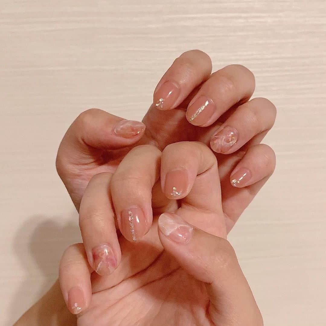 のインスタグラム：「﻿ ﻿ ﻿ ﻿ 久しぶりにネイルとまつげエクステを。﻿ ﻿ ﻿ やっぱり指先が可愛いって幸せ💅﻿ ﻿ ﻿ 今回は大理石風ネイルに。﻿ そして自爪を削らないで出来るジェルにしてもらいました〜﻿ ﻿ ﻿ マツエクは11mmを120本ナチュラルに👁﻿ フラットラッシュをつけてもらいました！﻿ 軽量化でまつげへの負担が軽減されるらしい。﻿ ﻿ ﻿ ﻿ やっぱり美容大好き〜﻿ 化粧品検定取ろうか悩み中です。﻿ ﻿ ﻿ ﻿ みんなはなにか資格もってる？﻿ ﻿ ﻿ #マツエク #まつエク #ネイル #大理石風ネイル #大理石風 #nail #秋ネイル ﻿ #小指昨日怪我した」