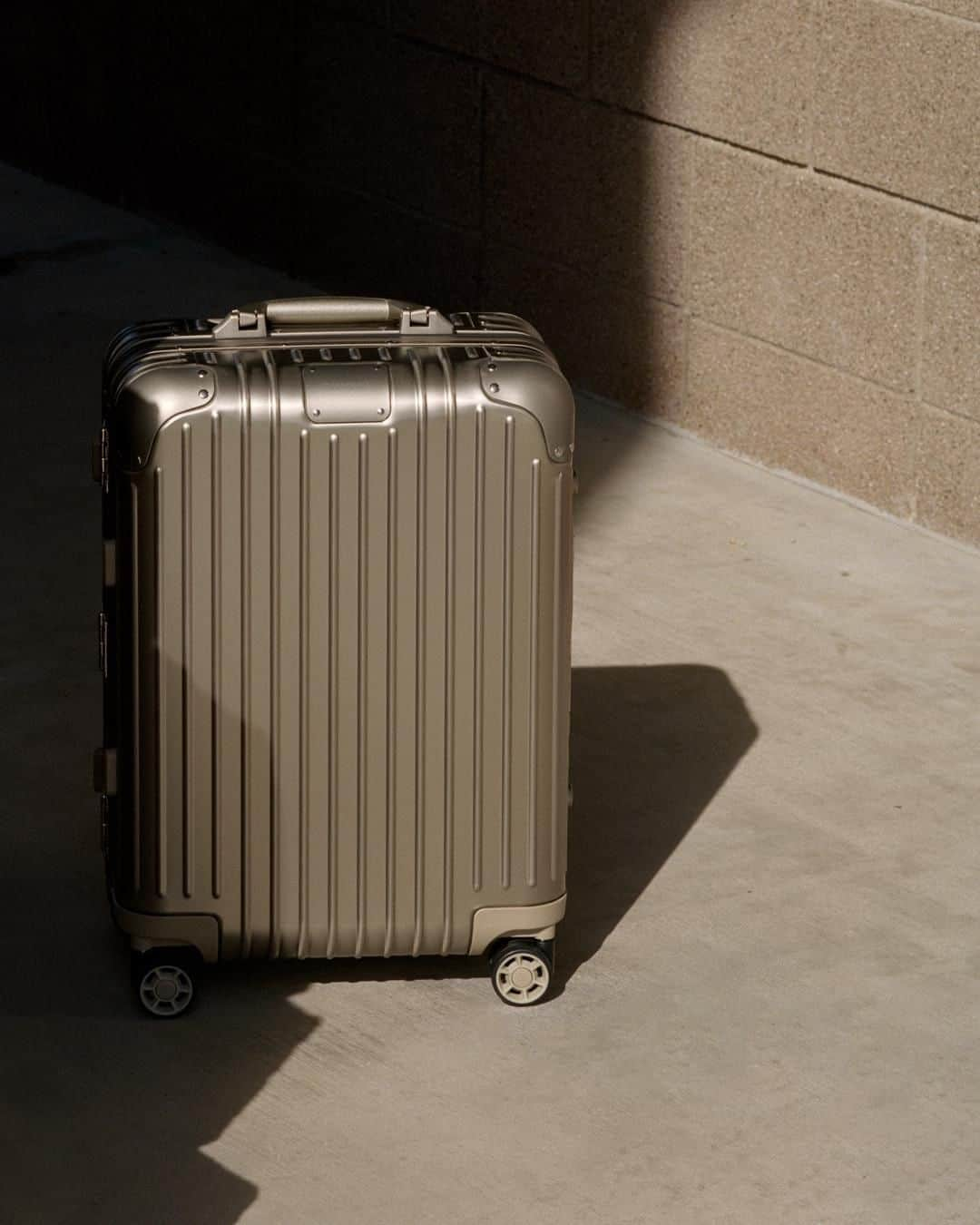 リモワさんのインスタグラム写真 - (リモワInstagram)「Settle into those fall vibes with the RIMOWA Original Cabin in titanium. Captured by Milan Zrnic in Palm Springs.⁣ ⁣ ⁣#RIMOWA #RIMOWAoriginal」9月10日 22時00分 - rimowa