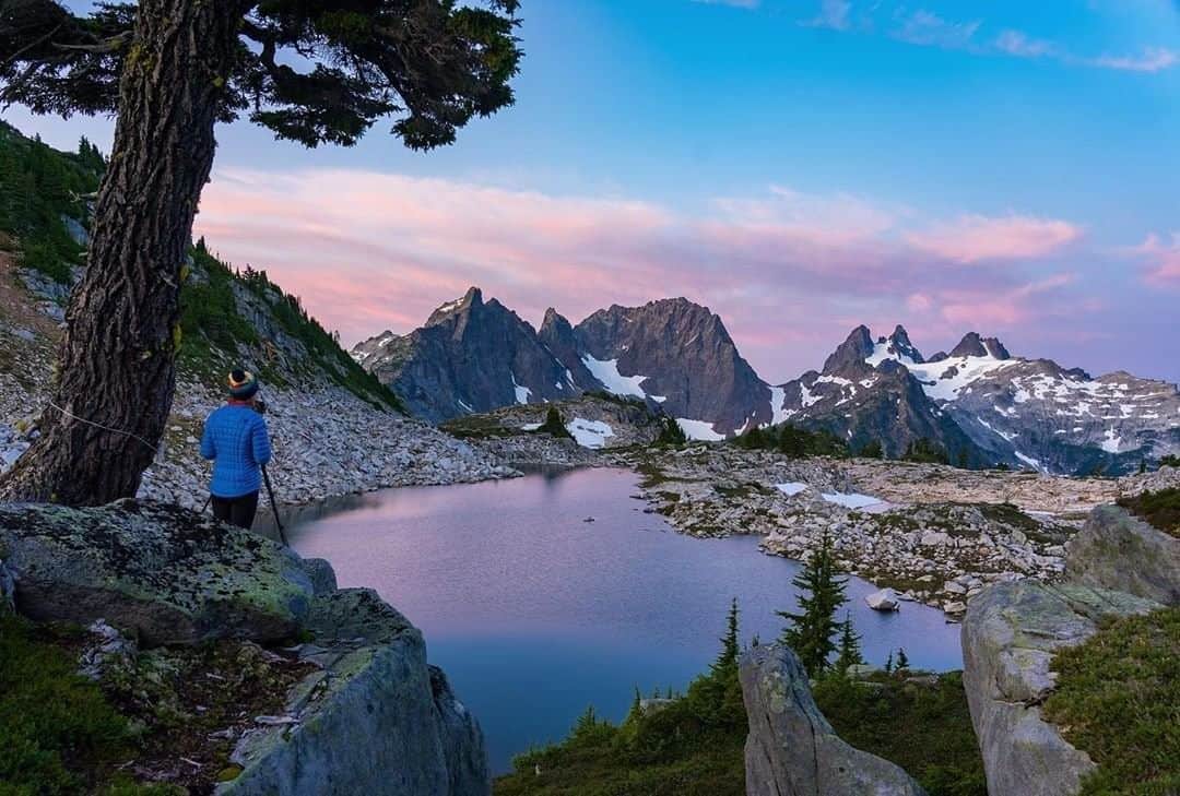 REIさんのインスタグラム写真 - (REIInstagram)「Soaring in a mystic sky are the spines of the mountains, the alpenglow lighting the way.  Photo: @fieldstoferries in #Washington. #OptOutside」9月10日 22時01分 - rei