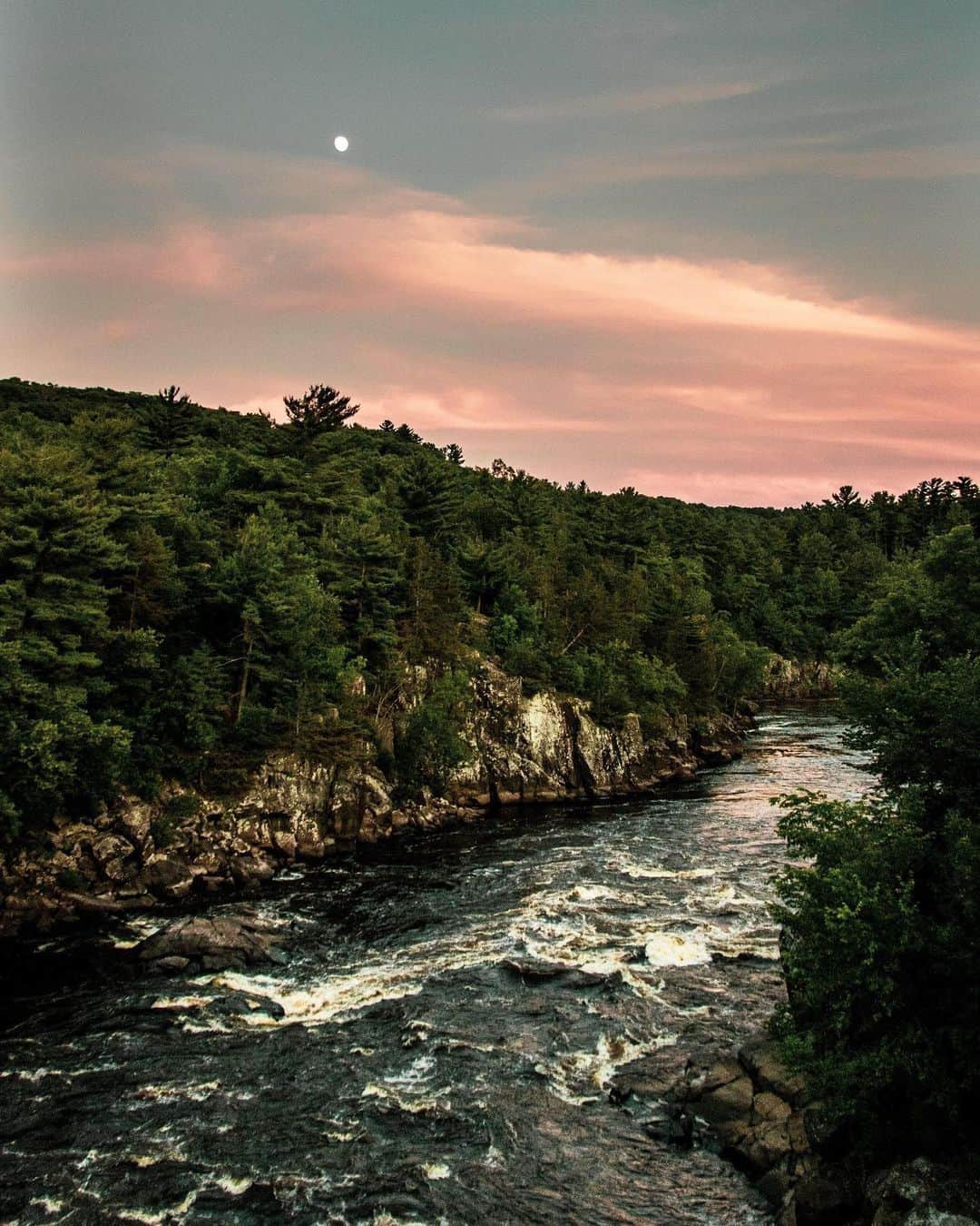 CANON USAさんのインスタグラム写真 - (CANON USAInstagram)「"Dusk overlooking the St. Croix River in Taylors Falls, Minnesota." #MyCanonStory  Photo Credit: @madi_douglas_photos Camera: #Canon EOS Rebel T6i Lens: EF-S 18-135mm f/3.5-5.6 IS Aperture: f/3.5 ISO: 800 Shutter Speed: 1/250 sec Focal Length: 18mm  #teamcanon #canonusa #TaylorsFalls #dusk #adventurephotography」9月10日 22時12分 - canonusa