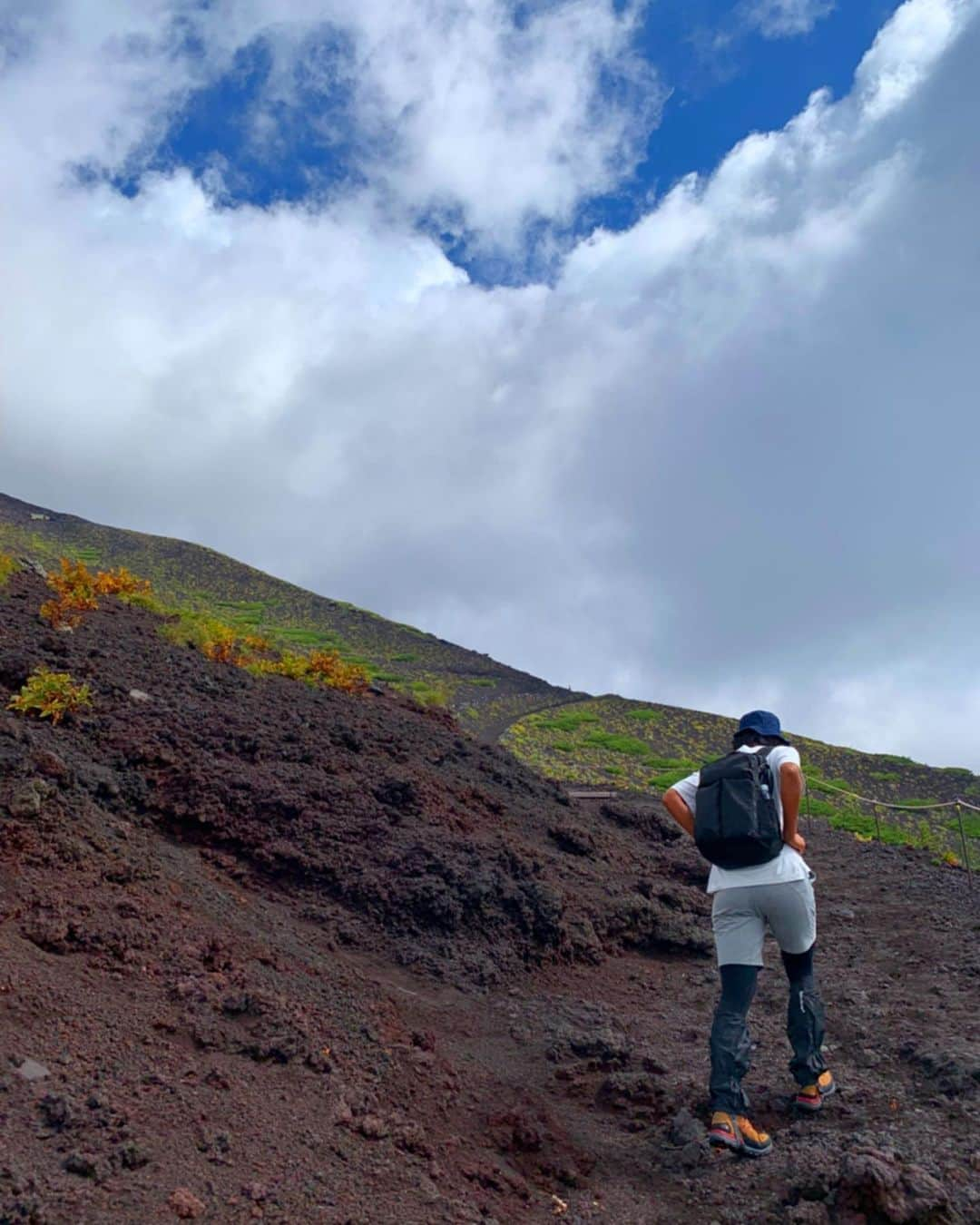 二見梓さんのインスタグラム写真 - (二見梓Instagram)「🇯🇵🗻🥾🍙 I climbed to the top of Mt. Fuji【3776m】 富士宮ルート5合目から山頂まで往復7時間半！きつかったー‼︎けど達成感✌️ #mtfuji#富士山#剣ヶ峰#今日で富士登山シーズンおしまい#ギリチョンセーフ」9月10日 22時11分 - a.z.u.0.5.1.5