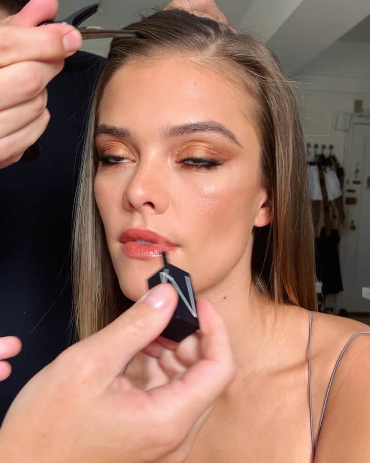 ニーナ・アグダルのインスタグラム：「If i was rich enough I’d have @adammaclay @tobimakeup come to my house every morning but I’m not there yet 💁‍♀️💄💃」