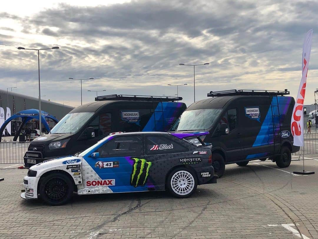 ケン・ブロックさんのインスタグラム写真 - (ケン・ブロックInstagram)「It was great to be reunited with our Hoonigan Racing @Ford Transit service vans this weekend at Gymkhana GRID. While the next stop of my #CossieWorldTour is at Rally Legends, these two awesome machines are headed back to America to make it to the final stop: SEMA in Las Vegas! #vanlife #serviceiswhereyouparkit #FordTransit」9月10日 22時10分 - kblock43