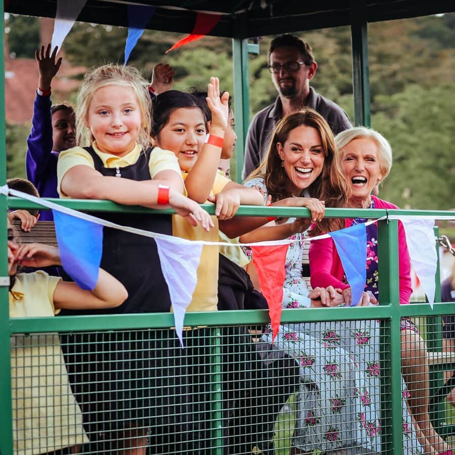 ウィリアム（ケンブリッジ公）さんのインスタグラム写真 - (ウィリアム（ケンブリッジ公）Instagram)「🚜 Today The Duchess of Cambridge opened the #BacktoNature play garden at @RHSWisley and attended the Back to Nature festival with @The_RHS Ambassador Mary Berry, which celebrates the value of communities to our wellbeing and marks the culmination of the RHS garden project.  The Back to Nature play garden was inspired by The Duchess’s designs and includes elements such as the hollow log 🌳 from the #RHSChelsea Flower Show garden, and the wildflower meadow 🌼 and rolling hill ⛰️ showcased at #RHSHampton.  New features include two connected treehouses and slides which encourage families and friends to have fun together in a natural environment. The garden was designed by landscape architects Davies White with input from the RHS, and will be a permanent installation at RHS Garden Wisley.  Her Royal Highness has spent much of the last eight years meeting charities and organisations who work every day to make our families and communities stronger.  The Duchess took the opportunity to invite many of them to the ‘Back to Nature’ Festival to celebrate their contribution to society and to further highlight the importance of those involved in the Early Years sector coming together to support a fundamental change in how society approaches childhood development 📷 Kensington Palace / PA」9月10日 22時21分 - princeandprincessofwales