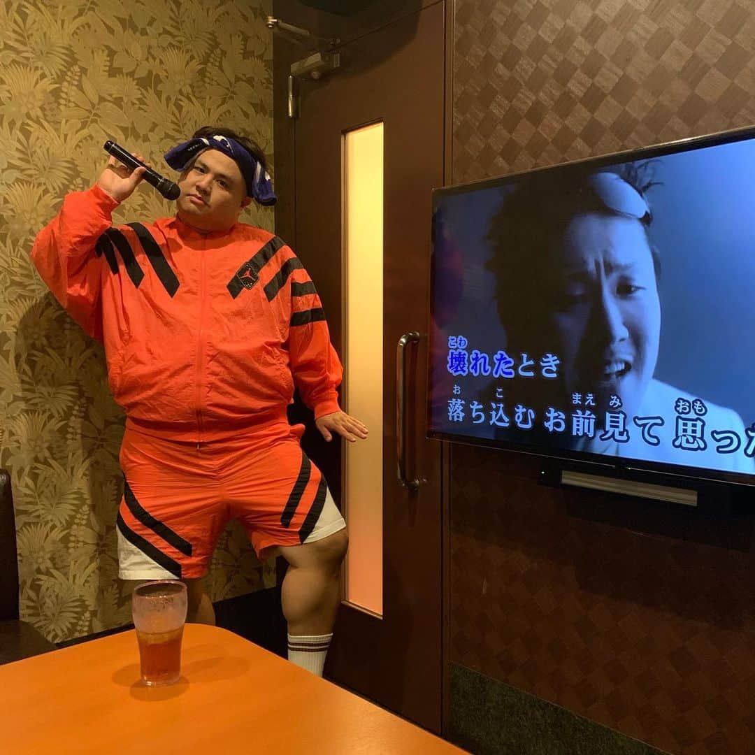 池田真一のインスタグラム：「そして今はカラオケダイエットしてます！ 厚着してクーラー無しでキーの高い曲とか激しめの曲ばっか歌ってます！  開始5分で汗だくなって部屋めちゃくちゃ臭なりました！  まだまだ歌います！」