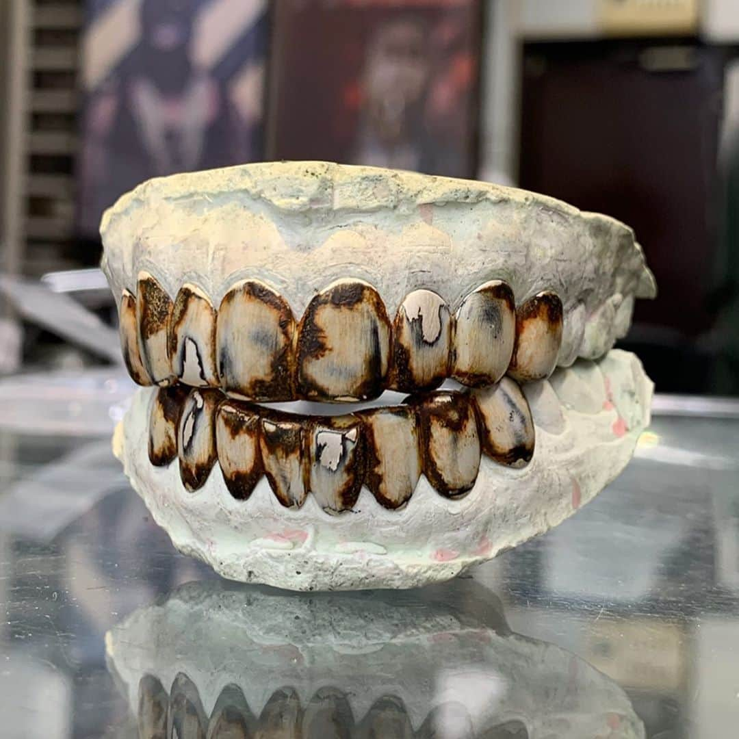 オカモトレイジさんのインスタグラム写真 - (オカモトレイジInstagram)「🔥New one from Dystopia🔥Exclusive!!!only me.World's first rusty grillz!maybe...🤣 💎念願の錆グリルズ完成💎  S/O @grillzjewelz_is_right @matsumoto_tsukiita 💕🙏🏻 #grillz #jewelry #rust #ratstyle #steempunk #dystopia」9月10日 22時13分 - okamotoreiji