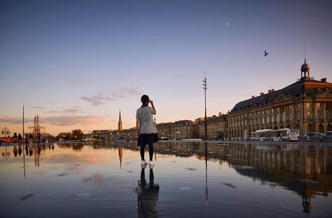 Najiiのインスタグラム：「Dusk - Le Miroir d'eau (ミロワール・ドー) - ブルス広場の正面にあるミロワール・ドーは浅いプールのようになっていて、時に水鏡のようになっていたかと思えば、いつのまにか水が抜けてそこから霧が吹き出したりして幻想的でボルドー1番の撮影スポット。今回、朝夕と何度も通ったけど、いつも子供達が遊んでたり恋人同士で写真撮ってたり、みんな楽しそう。 @bordeauxwinesjp @bordeauxwines」
