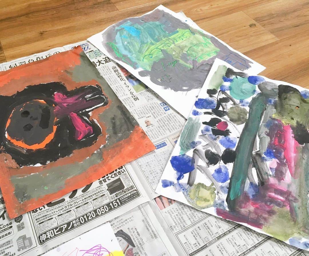 藤村晃輝さんのインスタグラム写真 - (藤村晃輝Instagram)「アートクリエイターのMAKEY（マーキー）さん。障害のある子供たちが通う別府市のwoodyで、アートの授業をしているのです。 色を混ぜてみたり、自由なテーマの中でどんどんアイディアが出てきたり…子供たちの表現力が本当に無限大で、驚くばかりでした。MAKEYさんも言っていましたが、子供たちから、たくさんの元気をもらいました！ #最後の1枚のタイトル #トスキーの夏 #トスキーと木が宙に浮くという斬新なスタイル #子供たちがトスキーとわかってくれて安心 #表現力の豊かさとは #makey #art #creater」9月10日 22時37分 - fujimura_koki_tos
