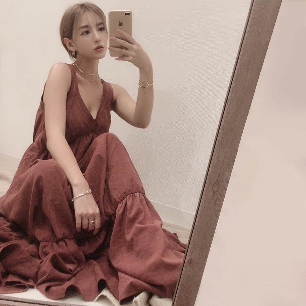 スミス楓のインスタグラム：「今日は @margot_japan のインスタライブにお邪魔してきました ♡ 発売したばかりのpeach gather tank OP🍑 すでに完売している色もあるみたい🤭 着用してるのはterracotta 発売前から狙ってたwhiteも可愛すぎてゲット ♡♡♡ 母も3色オーダーしてたから家にほぼ全色くる😂 どの色も違った可愛さがあるからいっぱい着回せる~ ♡ @imaihana @wakana.721 thank you ♡」