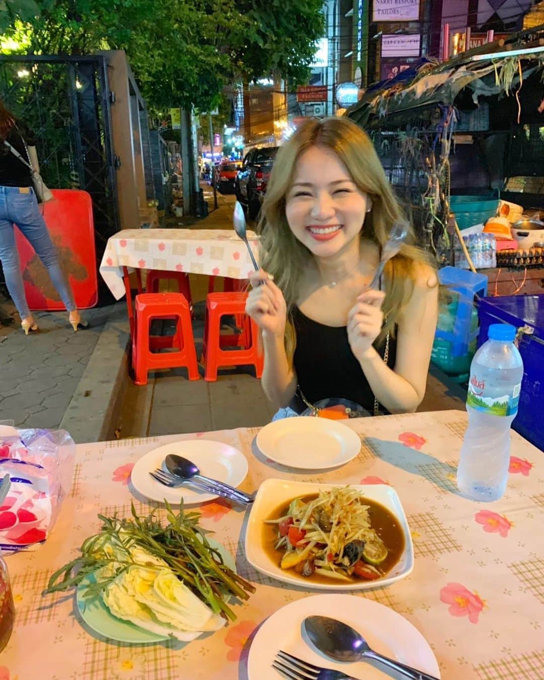 のインスタグラム：「ผู้หญิงชอบส้มตําปูปลาร้า🤣❤️เอาข้าวสวยด้วยค่า😆💕 . . . #มิมุ #ไม่ใช่มุมิ #คนญี่ปุ่น #อาหารไทย #ส้มตำปูปลาร้า #อร่อย #thaifood #bangkok #bangkoklife #バンコク生活 #タイ料理 #ソムタム」
