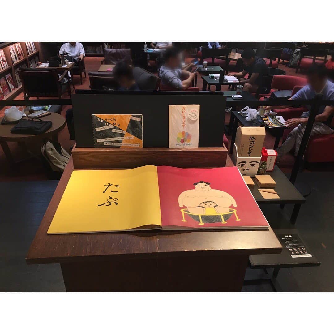 藤岡拓太郎さんのインスタグラム写真 - (藤岡拓太郎Instagram)「はじまりました！ きょう撮ってきた写真でこのポスター作りました。 巨大たぷの里、もうこのままずっと大阪のシンボルとして置いといてくれないかな . いま展示スペースにある『たぷの里』と『夏がとまらない』には、サイン入りポストカードが付いてます！はじめて金色のペンで書きました。だからといって調子に乗ってるわけじゃないです。 . 「たぷの里の夏がとまらない展 in 梅田蔦屋書店」 9/10～9/23 7:00～23:00 . #梅田蔦屋書店 #ルクアイーレ9F #たぷの里 #夏がとまらない #たぷの里の夏がとまらない展in梅田蔦屋書店」9月10日 22時55分 - takutaro5