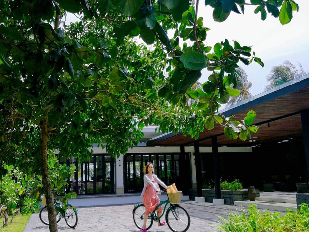 岸田彩加さんのインスタグラム写真 - (岸田彩加Instagram)「#ビンタン島 で泊まった#ホテル  ちょっと贅沢に#プール付き #ヴィラ 🏠 ・ 敷地がとても広くて移動は自転車🚲かバギー🚙最高ー 海ももちろんキレイなんだけど、緑もいっぱいで癒やされる🌿 ビンタン島でリゾートホテルが集まるところからは離れていて、とっても静かで良いところです！ ・ ホテルのプールも最高ー🐠#インドネシア の人はみんながニコニコしていて幸せそう✨ 普段余裕がなかったなーと感じました。何があってもニコニコしていたいもんです。 ・ #indonesia #bintan #bintanisland #hotel #villa #trip #travel #旅行 #旅行好き #アナウンサー #フリーアナウンサー#stworld #エスティーワールド」9月10日 22時48分 - kishida_ayaka1122