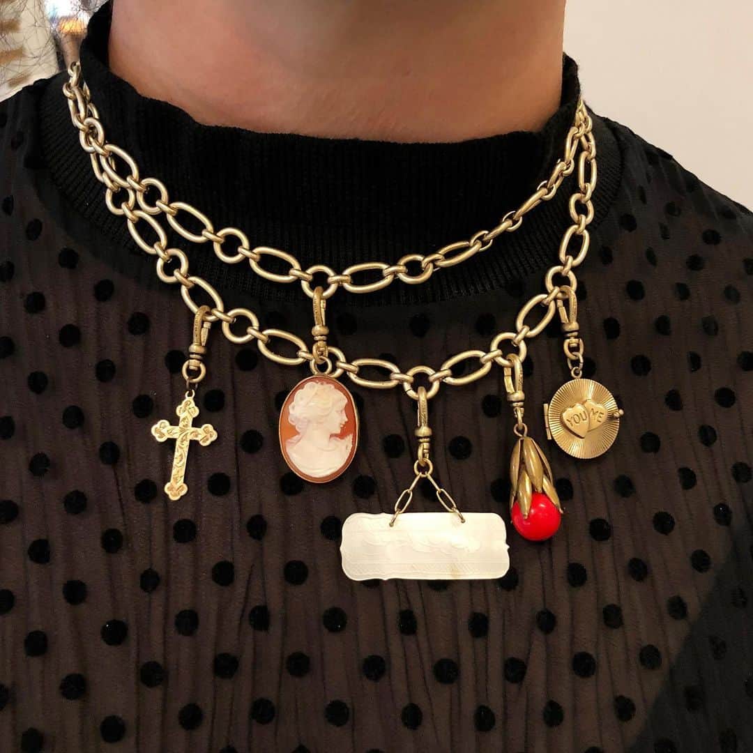 ルル フロストのインスタグラム：「A stop and stare kind of charm necklace by one of our lovely customers, Kate. @vintageneonathome #lfcharms #lulufrost」