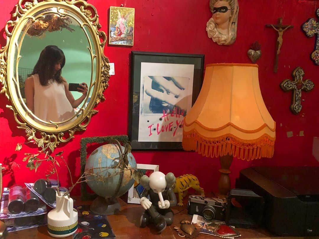 ヒガリノさんのインスタグラム写真 - (ヒガリノInstagram)「__ . カワイイ空間。 わたしんちも家具を一新したい。 . #studio #interior #art #kaws #mirror #mirrorselfie」9月10日 22時56分 - __higarino__