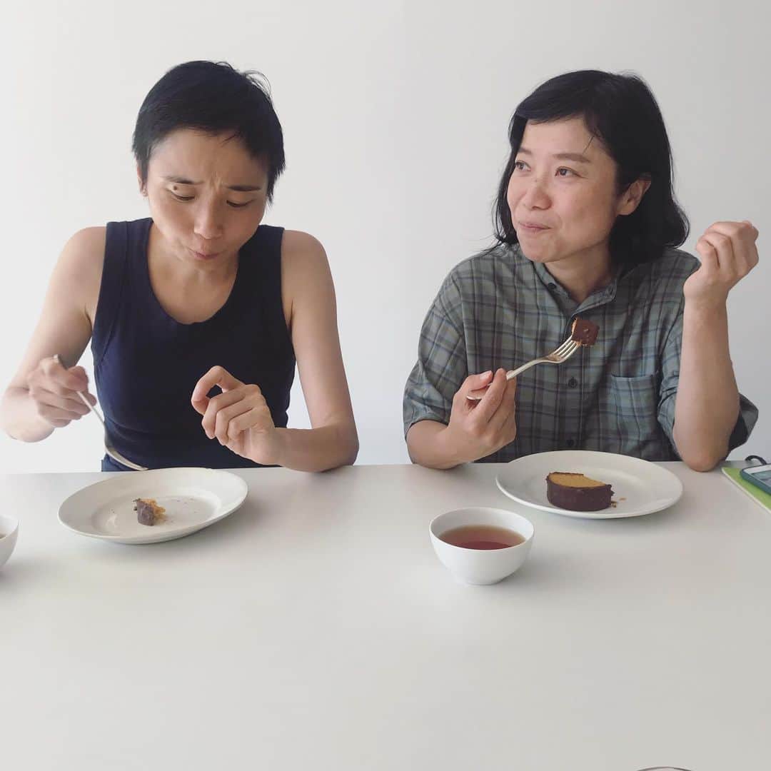 渡辺有子のインスタグラム：「相変わらず、元気でおもしろいふたりと『&premium』連載撮影。来月号はリクエストでおむすび🍙がテーマ。おむすびでページになるかしら？と思ったけれど、美味しくにぎるコツや、おむすび愛がフツフツと湧きあがり、盛りだくさんな内容となりました。お楽しみに！」