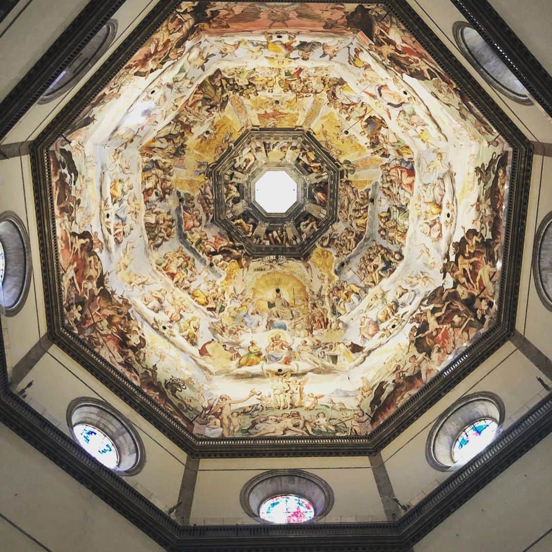 風輝駿さんのインスタグラム写真 - (風輝駿Instagram)「#イタリア #フィレンツェ 街のどこもかしこも芸術的で本当に素敵な街でした✨ . #サンタマリアデルフォーレ大聖堂 中が本当に素敵で… この旅で凄く教会という場所が好きになりました！ キリスト教とかでは全然ないんですけど、美しい内装をずっと見ていられる… . #ドゥオーモ と#ジョットの鐘楼 は残念ながら登りませんでしたが#ミケランジェロ広場 は頑張って登りました！ 坂の傾斜凄くてしんどかった😇 でも登る価値アリの素敵な景色でした✨✨✨ あとフィレンツェの街が見渡せるし、時より響き渡る鐘の音が美しかったです☺ . #ヴェッキオ宮殿 #ウフィッツィ美術館 公演で関わった歴史上の人物のものを間近で見れて凄く感動しました！！ 絵は詳しくないですがダヴィンチの受胎告知は他の作品と雰囲気が違うように感じて息を呑みました . #ポルッチェリーノ 市場 この像の鼻に触れるといいことあるらしい🤔 . ディズニーストアの天井にはミニーヴィーナスがおりました💖 . . . #宙組 #異人たちのルネサンス #聖地巡り #一人旅 #italy #florence」9月10日 23時01分 - shun.721.miki.125