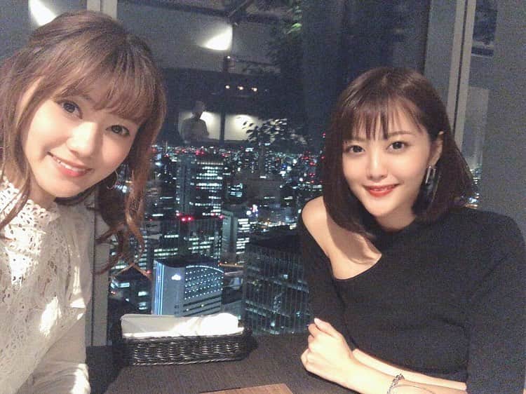 比良祐里のインスタグラム：「2日間大阪でお仕事でした✨ みほちゃんと久しぶりに一緒に仕事出来るなんて🥺🥺💓 オシャレなお店で夜景眺めながら色んな話出来たし、満足💓 やっぱり安心する大好きな姉ちゃん( ⸝⸝⸝⁼̴́◡︎⁼̴̀⸝⸝⸝)❤️ いつもありがとう☺️ そしてやっぱりプリッツ最高だ！！ってなった2日間でした🙈💓 明日からはTGSのリハだ！頑張ろう💪 . .  #大阪出張」