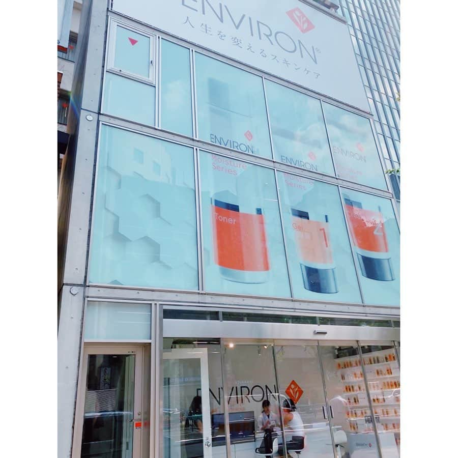 EMIさんのインスタグラム写真 - (EMIInstagram)「☆ 明日11日からスタートする @environ_jp のPOP-UPにお邪魔してきました♡ 15分のハンドトリートメントによるビタミン導入体験で  やってもらった方の手だけ ワントーン明るくなってハリが出た‼️ ビタミンAって凄いなぁ✨ #environ #エンビロン #エンビロンポップアップ2019 #スキンケア」9月10日 23時05分 - emi_idea