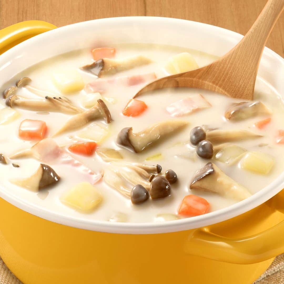 おいしい鍋のインスタグラム：「. ＼秋のきのこでほっこりチャウダー／ きのこをたっぷり加えたチャウダーで、夕食や朝食にほっこりと温まりませんか？ . きのこやお好みの野菜を炒めてスープを加えるだけで、濃厚クリーミーなメニューに仕上がります♪ . ●レシピはこちら ‪http://nabe.moranbong.co.jp/recipe/detail/id=1803‬ . #おいしい鍋#モランボン#きのこで作るチャウダー用スープ#きのこチャウダー#チャウダー#スープ#きのこ#野菜#朝食#鍋#鍋用スープ#鍋つゆ #instanabe」