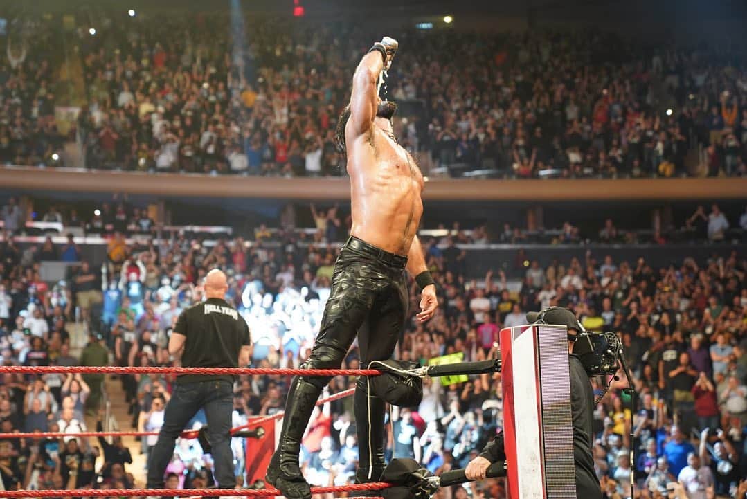 セス・ロリンズのインスタグラム：「Solid night at the matches. ______ @wwe @steveaustinbsr」