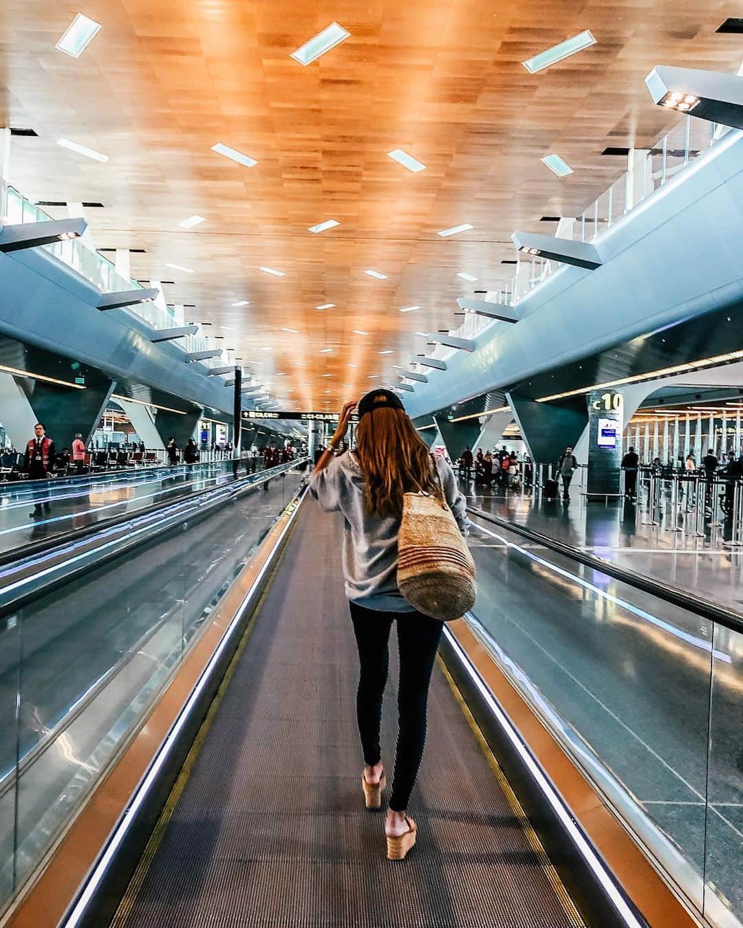 のインスタグラム：「My first trip to African continent✈︎ ROAD TRIP 2019 in MOROCCO ────────────────── これだけあちこち飛び回ってきたけど、じつは初めて降り立つアフリカ大陸🌐 ・  ロードトリップの撮影でモロッコ周遊ロケに行ってきます🇲🇦 羽田から12時間。3時間ドーハで乗り継ぎでまた8時間のフライト。そしてそこからまた車で… ひたすら今日は移動DAY!! ・ ・ #flight #airport #doha #shooting #travelphotography #ootd #flightoutfit #morocco #roadtripmorocco #モロッコ  #moroccotravel  #道のり長すぎ #キューバぶりのこんな長いフライト  #きみに読む物語をみてやっぱり好きだなぁと号泣 #あの映画好きすぎる」