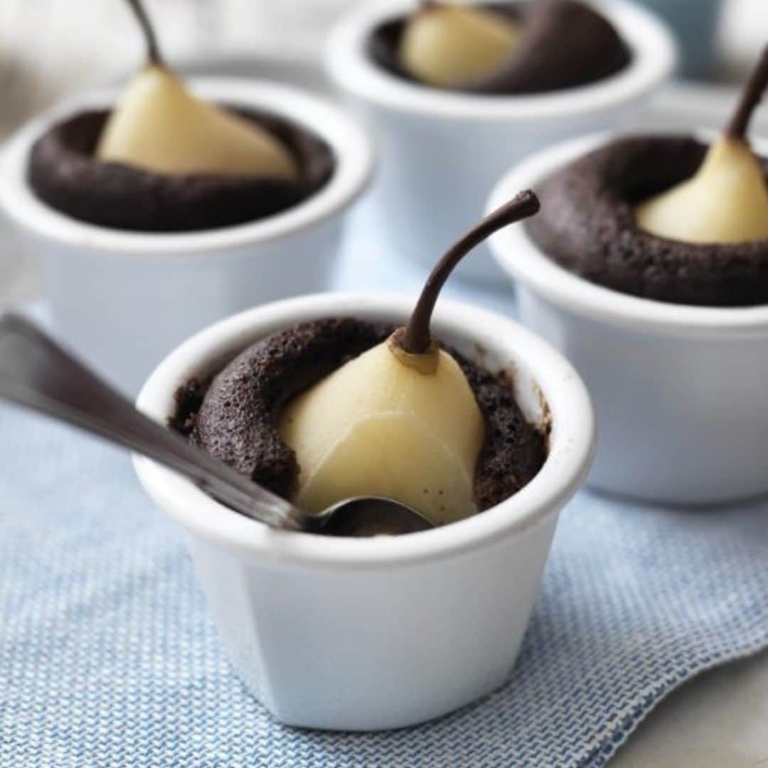 レイチェル・クーさんのインスタグラム写真 - (レイチェル・クーInstagram)「Put those crunchy pears to good use in these tasty little🍫and 🍐 steamed puddings. They're quick and easy to make and look pretty impressive when they come out of the oven. Recipe 👉⁠ link in bio⁠ .⁠ .⁠ .⁠ .⁠ .⁠ .⁠ #Rachelkhoo #pears #chocolate #steamedpuddings #dessert #pudding #baking #recipe #autumn"」9月10日 15時00分 - rachelkhooks
