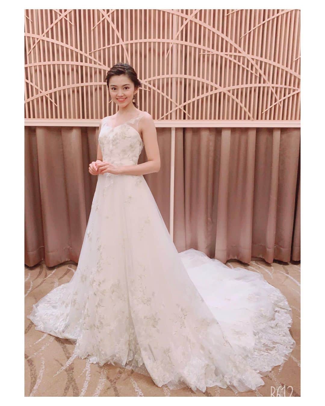 高原愛のインスタグラム：「白ドレス👗✨✨女の子にとってウエディングドレスって特別だよね…☺️💕✨ #weddingdress#wedding#dress#white#bridal#model#happy#smile#ウエディングドレス#ドレス#ブライダル#」