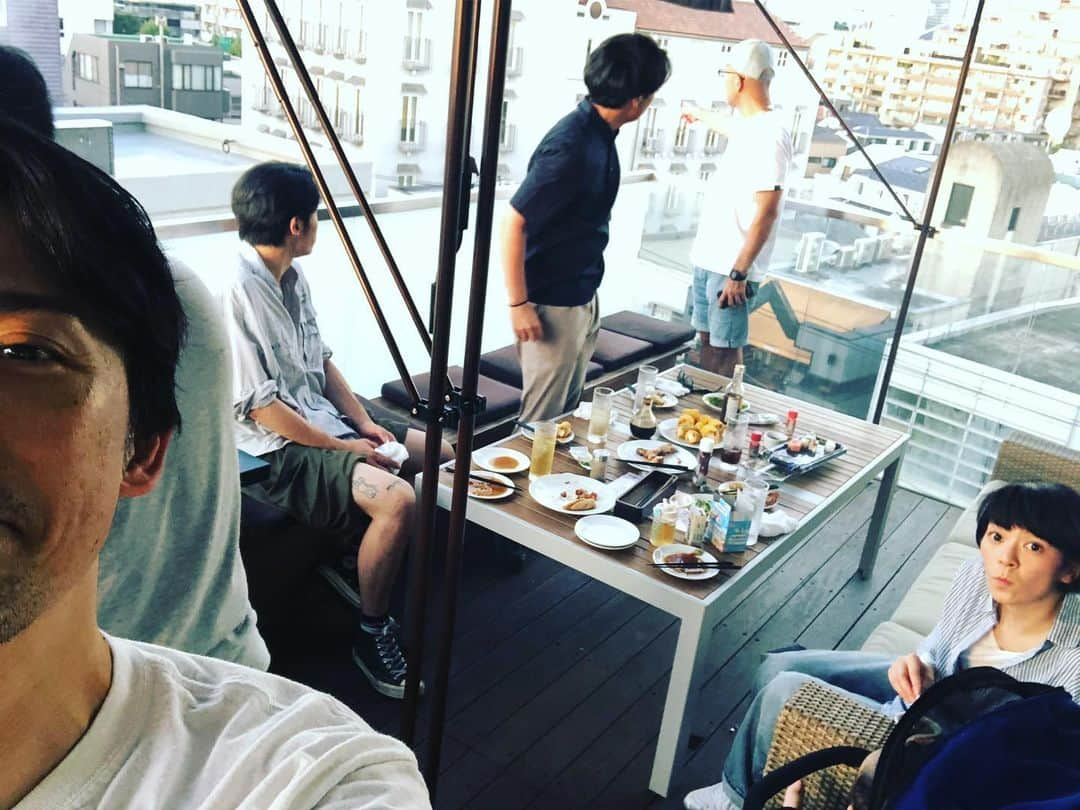 岡田義徳さんのインスタグラム写真 - (岡田義徳Instagram)「夏の最後に、先日、BBQをしました！ 家族と仲間と先輩と！ 残暑の暑さにも注意。  #BBQ #岡田義徳#田畑智子 #djmasterkey #森岡龍#松嵜翔平」9月10日 15時06分 - yoshinori_okada_44