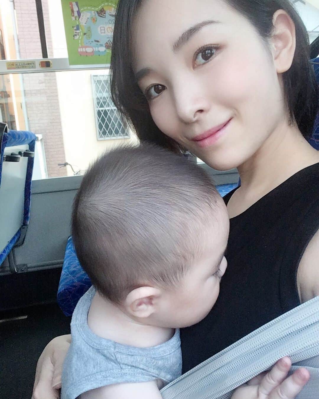 のインスタグラム：「We just got on the bus 🚌 ☀️ ・ 今日はバス移動。 乗り物だとゆらゆらしてなくていいから楽だね〜👩🏻✌🏻 ・ まだまだ残暑厳しいですが熱中症には気をつけましょう！ ・ ・ ・ #boymom #hotday #bus #withmyboy #抱っこ #行ってきます #暑い日 #水分補給大事」