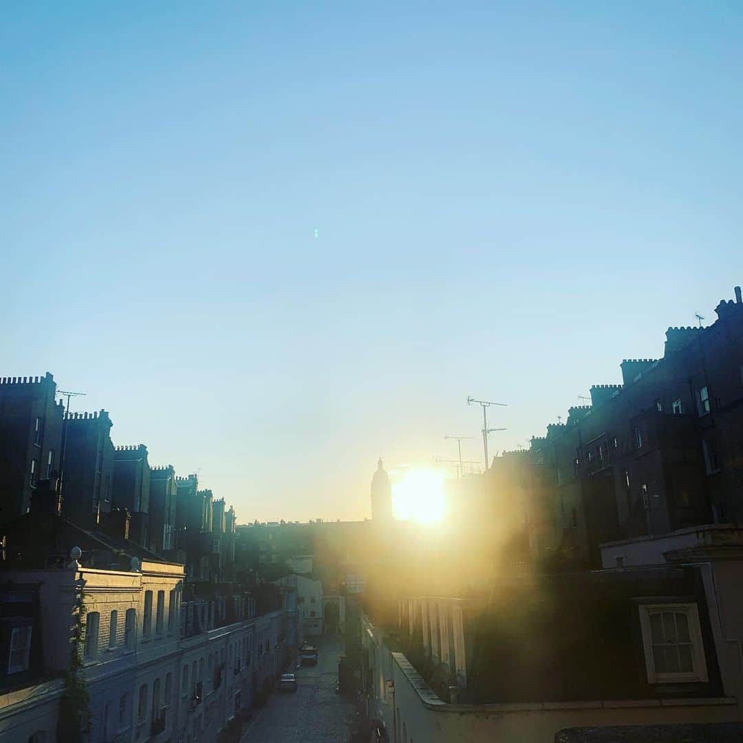 河瀬直美さんのインスタグラム写真 - (河瀬直美Instagram)「わお！ お部屋からロンドン快晴✨ Wow! It's sunny day at London!  #london #sun #霧の街 #だけど #晴れ女 #です🐈」9月10日 15時14分 - naomi.kawase