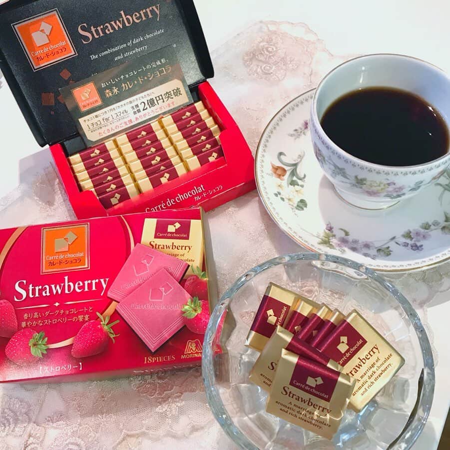 森永製菓　関西公式のインスタグラム：「みんな！【カレ・ド・ショコラ〈ストロベリー〉】が新しく生まれ変わったで！！ カレ・ド・ショコラならではの、チョコレートの上品な味わいと具材の贅沢さはそのままに、#見た目がおしゃれ になって #ストロベリー感 を強調した仕様に変わったんや。 【見た目】カレ・ド・ショコラ史上初のチョコレート2層構造でよりストロベリー感を強調したおしゃれな見た目になってるで！ 【味わい】カレ・ド・ショコラ開発チームが一丸となって、みんなに【ストロベリー】をもっと感じてもらう為にはどうすればいいか試行錯誤し続け、ようやく出来上がった味わいなんや！  今日（9月10日）発売やから、みんなも是非食べてみてな！  #関西Mくん #森永製菓関西公式 #カレド #カレドショコラ #ストロベリー #strawberry #chocolate  #ストロベリー感 #見た目がおしゃれ #おしゃれ #上品な味わい #苺 #イチゴ #コーヒー #珈琲 #新商品 #森永製菓」