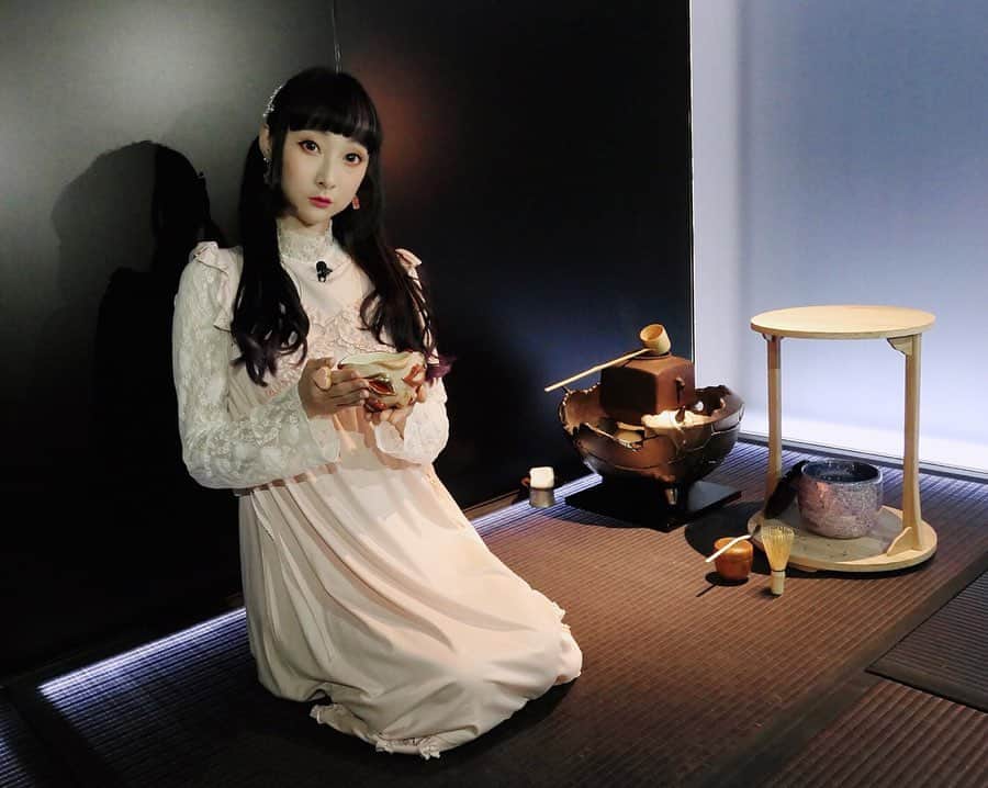 RinRinさんのインスタグラム写真 - (RinRinInstagram)「*sips tea* 🍵 Have you ever seen such a chic and artistic tea ceremony😩? I tried out this tea ceremony experience at #SHUHALLY ( @ryotaro_souryou_matsumura ) that aims to bring the traditional tea ceremony into the modern world. They collaborate with current Japanese artists to create the surroundings and even the tea bowls (omg ② this is my fav bowl💋💋💋) Even his clothes are modernized! It’s made of beautiful shimmery fabric with skull details (how cool) 🙌🏻 . . We actually shot a segment here for @kawaiiiofficial  doing a contemporary tea ceremony IN THE DARK (yes, to immerse yourself in the Yin vs the Yang of traditional tea ceremonies😍) You can watch the FULL episode for free anytime through #NHKworld & #NHKkawaiiinternational ‘s website at http://bit.ly/NHKkawaii (caps matter) . . This is such a great place to visit for those who love art and culture😩💕 also for those who want to fashionably sip tea 😬 . . 👉🏻 #rinrinjapan #rinrinyokohama . . #rinrindoll #nhkkawaii #japanesefashion #tokyofashion #harajukufashion #ファッション #夏 #おしゃれ #コーデ #撮影 #モデル #今日のコーデ #pink #ピンク #東京 #tokyo #japan #yokohama #横浜  #teaceremony #japaneseteaceremony #茶道」9月10日 15時30分 - rinrindoll