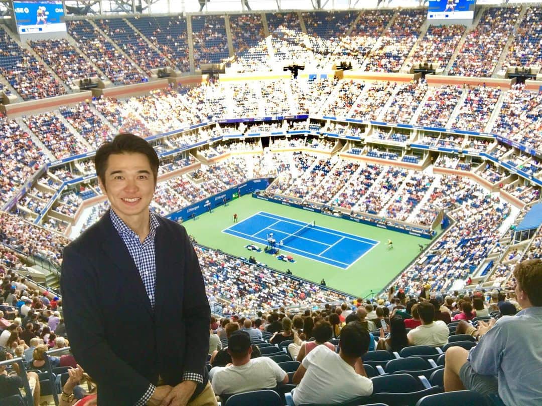 吉崎仁康さんのインスタグラム写真 - (吉崎仁康Instagram)「全米オープンテニスがフィナーレを迎えました。男子優勝はナダル、決勝でロシアのメドベージェフをフルセットの末に破り、2年ぶり4度目の優勝です。これでフェデラーの20回に次ぐ19回目のグランドスラム優勝！ニューヨークでの2週間の中継は熱戦続きで本当に濃密な時間を過ごすことができました。WOWOWでご覧いただいた皆さん、ありがとうございました！これからの日本での大会も楽しみですね♪」9月10日 15時39分 - yoshiyasu.yoshizaki