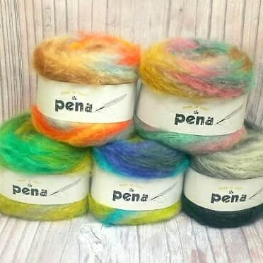 オカダヤ新宿本店コンシェルジュさんのインスタグラム写真 - (オカダヤ新宿本店コンシェルジュInstagram)「2019新作毛糸パピー「Pena ペナ」入荷！Penaは羽の意味。色の流れが鳥の羽のように美しいことから名づけられました。 . 芯の糸が太く、毛足も長い毛糸。太めの編み針でざっくり編めて、時間をかけずに作品を作ることが出来ます。 . 色合いもカラフルなものから落ち着いた感じなので、お気に入りがきっと見つかるはず！！モヘアの風合いで毛足が長いので、ふんわり柔らかな仕上がりになります。メリヤス編みをするだけでも綺麗なグラデーションになります。  マフラー・スヌード・ショール・ベストが1玉、セーターだと2玉で編めます。見た目も可愛いので、編み物好きな方にプレゼントするととっても喜ばれると思いますよ♪ . ▼パピー Pena ペナ モヘア72％ ウール18％ コットン10％ 150ｇ玉巻(約270m) ￥5,200+税 . ▼取扱店舗 オカダヤ新宿本店 服飾館5階Bフロア . #Pena #ペナ #パピー #モヘア #毛糸 #編み物 #手編み #編み物 #編み物部 #編み物好きさんとつながりたい #編み物好きな人とつながりたい #手仕事のある暮らし #手芸 #knitting #knit #Yarn #wool #okadaya #shinjuku #新宿 #オカダヤ」9月10日 15時32分 - shinjuku_okadaya