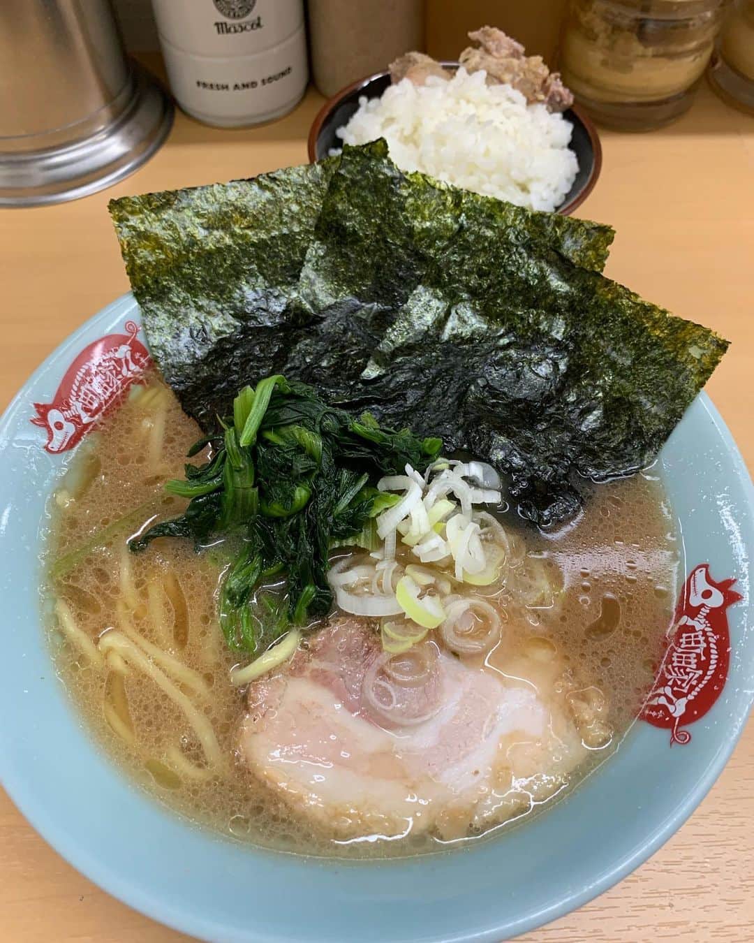 のインスタグラム：「ルミネの合間で #町田家 さんへ 昔ながらの#家系ラーメン 食べると落ち着きます😋 2回目3回目も頑張れそうです🍜  #逃亡メシ #ラーメン #ラーメンインスタグラマー #ラーメン好き #ラーメン🍜」