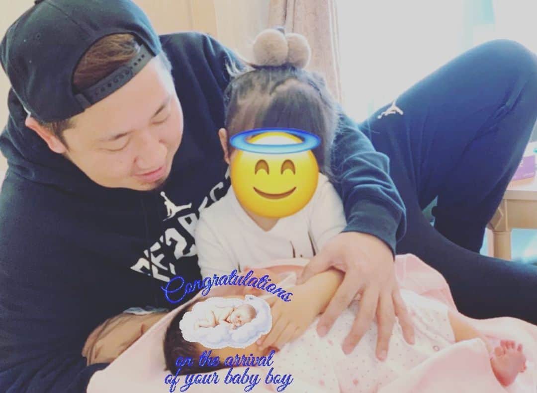 のインスタグラム：「今更ですけどちょうど半年前の今日、実はまた我が家に新たな女の子の命が産まれました笑 元々の子供達は公表してたけど今回は何も公表せずにいようと思っていたのですがそれだと可愛そうかなと最近思ったので。 この半年色々ありましたが、twitterインスタ、FBではお知らせだけにしてあとはサボりまくってるブログに書きます。笑 #baby #赤ちゃん #新生児 #daughter #娘 #平成最後ベビー #平成 #平成最後の赤ちゃん #子だくさん #4児の父  #パパアーティスト #パパソング #ぼくはきみのパパ  #ハーフバースデーって何？ #生後半年 #それでええ」