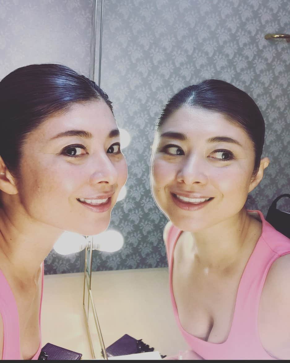 間々田佳子のインスタグラム：「鏡を見る時間を増やそう！ 意外な表情癖に気づく場合もあるから オススメです。  Look at yourself in the mirror more often! That will help you find your facial habirs you’re not aware of!  #間々田佳子 #顔ヨガ #forbeauty」