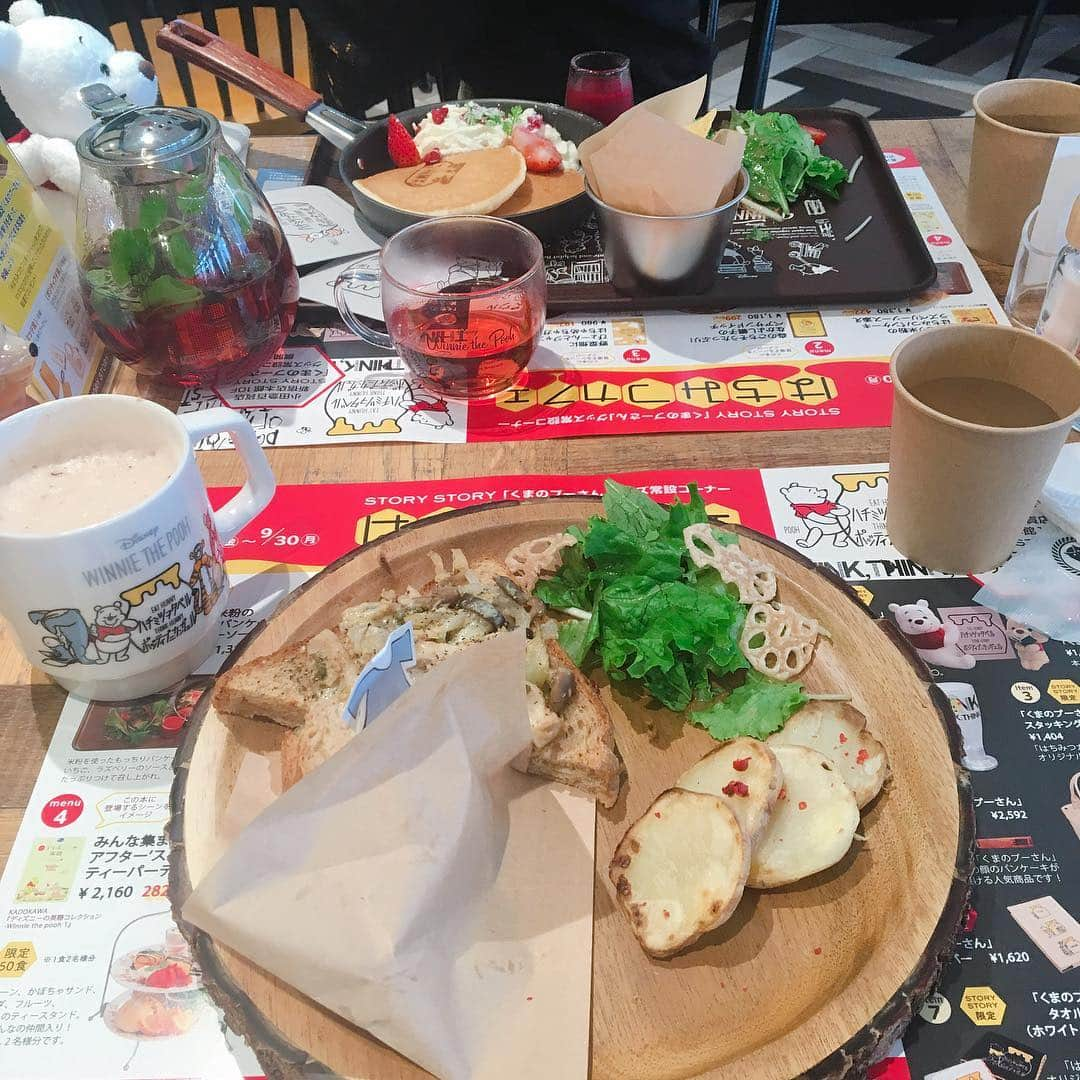 清都ありささんのインスタグラム写真 - (清都ありさInstagram)「いもとろとはちみつカフェに行ってきましたー！﻿🍯🌸 昨年も一緒に行って今年も☺️✨﻿ ワクワクする店内だったなー！﻿📕 真っ白いプーさんもごろ寝してるプーさんもめちゃめちゃ可愛かった☺️ご飯も美味しかった🍴✨﻿ ﻿ ﻿ #はちみつカフェ﻿ #いもとろといっしょ﻿ #プーさん #一緒に挙手🙋‍♀️」9月10日 15時52分 - kiyotorou