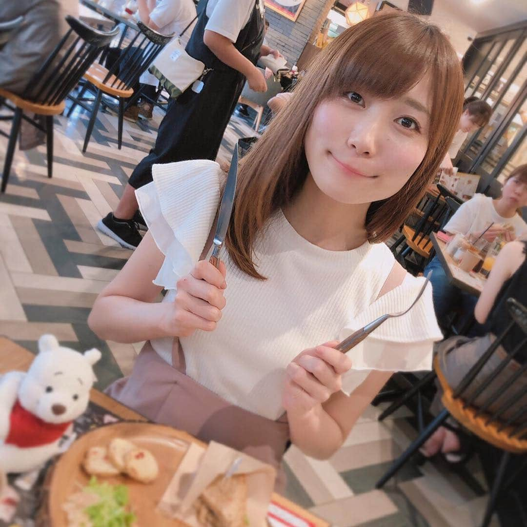 清都ありさのインスタグラム：「いもとろとはちみつカフェに行ってきましたー！﻿🍯🌸 昨年も一緒に行って今年も☺️✨﻿ ワクワクする店内だったなー！﻿📕 真っ白いプーさんもごろ寝してるプーさんもめちゃめちゃ可愛かった☺️ご飯も美味しかった🍴✨﻿ ﻿ ﻿ #はちみつカフェ﻿ #いもとろといっしょ﻿ #プーさん #一緒に挙手🙋‍♀️」