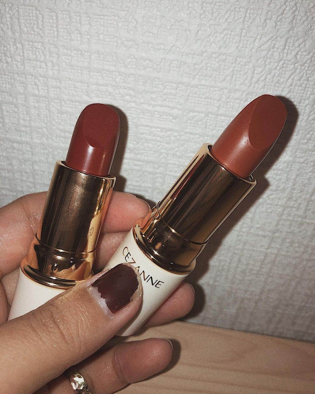 のインスタグラム：「セザンヌのリップゲットした❤️ ㅤㅤㅤㅤㅤㅤㅤㅤㅤㅤㅤㅤㅤ 407と504🧡 ㅤㅤㅤㅤㅤㅤㅤㅤㅤㅤㅤㅤㅤ 秋色可愛い〜〜〜目移りしまくっている〜〜〜🥺🧡 ㅤㅤㅤㅤㅤㅤㅤㅤㅤㅤㅤㅤㅤ レビューも撮ります💗💗 ㅤㅤㅤㅤㅤㅤㅤㅤㅤㅤㅤㅤㅤ  #instagram #instalove #liquidlipstick  #japan  #メイク  #YouTube  #cosmetics #love #me #makeup  #cezanne #fashion #shii_make🌹 #メイク #コスメ  #新作コスメ #プチプラ #秋コスメ #くすみリップ #赤リップ #セザンヌ #ブラウンリップ #ラスティングリップカラー #プチプラコスメ #ネイル塗りなおさなきゃ」