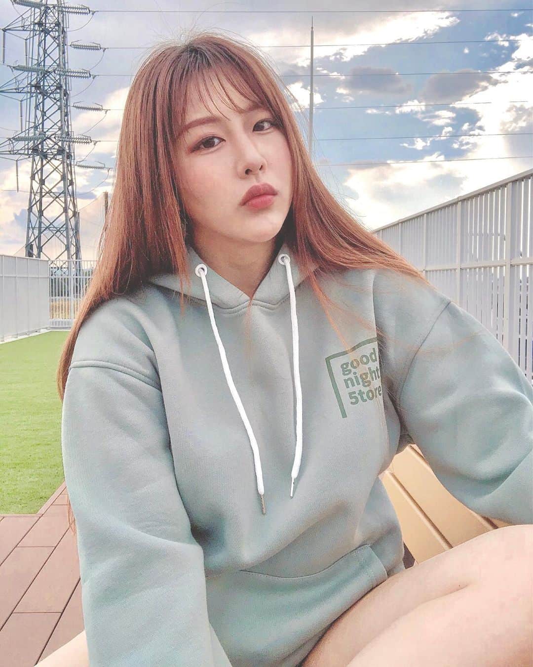 のインスタグラム：「new item💚💚💚 . . まだまだ暑い日が続いていますが 秋用にパーカーげっちゅ🥺 . ナチュラルメイクの動画も撮って プリンセスデーもしっかり満喫してます😂🌟 . . 近いうちにナチュラルメイクの動画も youtubeにあげるからみてね💗 . パーカー： @beep_ss . #outfit #newitem #newone #aw #Princessday #秋服 #パーカー #秋 #秋服ラブ #love #instagood #make #makeup #orangemake #naturalmake #wakanastyle #wakanabody #green #グリーン #韓国ファッション  #韓国メイク #korean #japanese #youtube」
