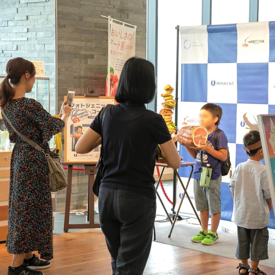 元祖食品サンプル屋さんのインスタグラム写真 - (元祖食品サンプル屋Instagram)「今年も東京スカイツリータウン・ソラマチにて開催された「おいしさのアート展2019」 ・ 社内コンクール受賞作品を中心とした食品サンプルの展示はもちろん、フォトジェニックコーナーや応募キャンペーンも。 ・ 期間中たくさんのお客様で賑わいました。 ・ ご来場ありがとうございました。 ・ ・ #元祖食品サンプル屋 #食品サンプル #スカイツリー #東京ソラマチ #合羽橋 #横浜赤レンガ倉庫  #日本製 #てづくり #カレーライス  #そうめん #流しそうめん #キャンプ #おいしさのアート展 #バーベキュー  #gansoshokuhinsampleya #replicafood #fakefood #MADEINJAPAN  #tokyo #Japan #redbrickwarehouse #solamachi #skytree #artfood #traveljapan  #kappabashi」9月10日 15時58分 - ganso_sample