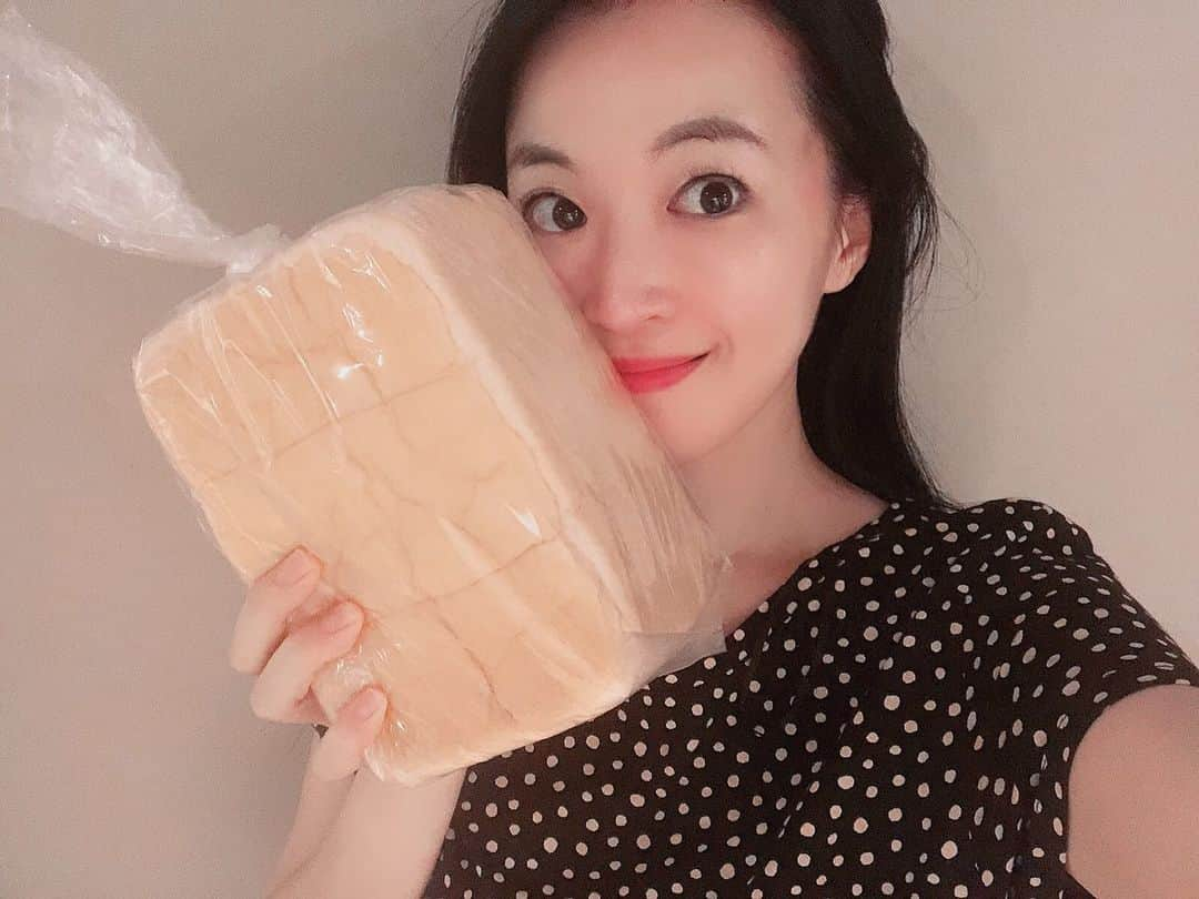 カン・ハンナさんのインスタグラム写真 - (カン・ハンナInstagram)「.﻿ ﻿ ﻿ 美味しい生食パンを頂きました😋🍞 ﻿ ﻿ ﻿ クリーミーでふんわり甘い感じが良い〜♪ ﻿ ﻿ ﻿ 戸越銀座にある「LA・PAN(ラ・パン)」の生食パンは、しっとり感が好きな方にオススメです💕 ﻿ ﻿ ﻿ ﻿ ﻿ ﻿ #ラパン #生食パン #戸越銀座 ﻿#LAPAN #パンハンナ #しっとり #ふわふわ﻿ #パン好き #パン好きな人と繋がりたい」9月10日 16時03分 - kang_hanna_jp