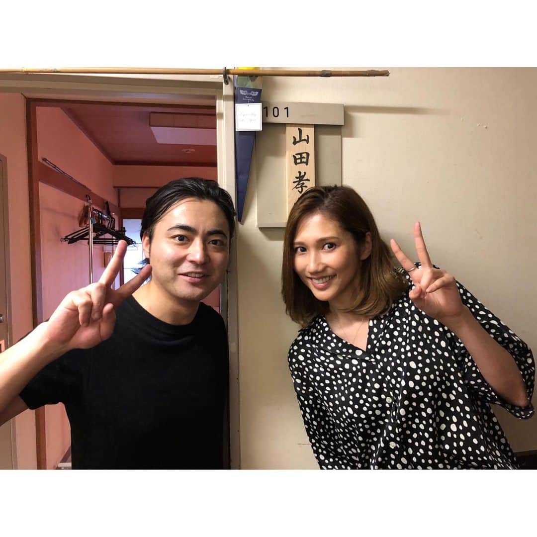 春輝のインスタグラム：「福田雄一監督作品はどれも楽しいストーリーでクスクスしちゃいますが、 タイムリーな笑いも盛り込まれていたり、 演者の皆様の演技力も相まって、 騙されたはずなのにハッピーな気持ちで帰宅しました🤔 今作品も有難う👏@takayukiyamadaphoto  #ミュージカル#ペテン師と詐欺師#山田孝之 #春輝#haruki」