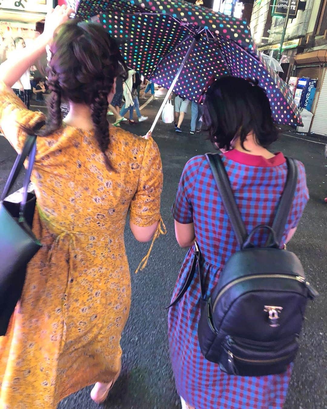 早川瑞希さんのインスタグラム写真 - (早川瑞希Instagram)「これなんか好き  #原宿バンビーナ #七海ゆあ #早川瑞希 #後ろ姿 #相合傘 #この写真柄が激しいw #水玉に花柄にチェック柄 #ある日の日曜日」9月10日 16時10分 - wakamiyahazuki