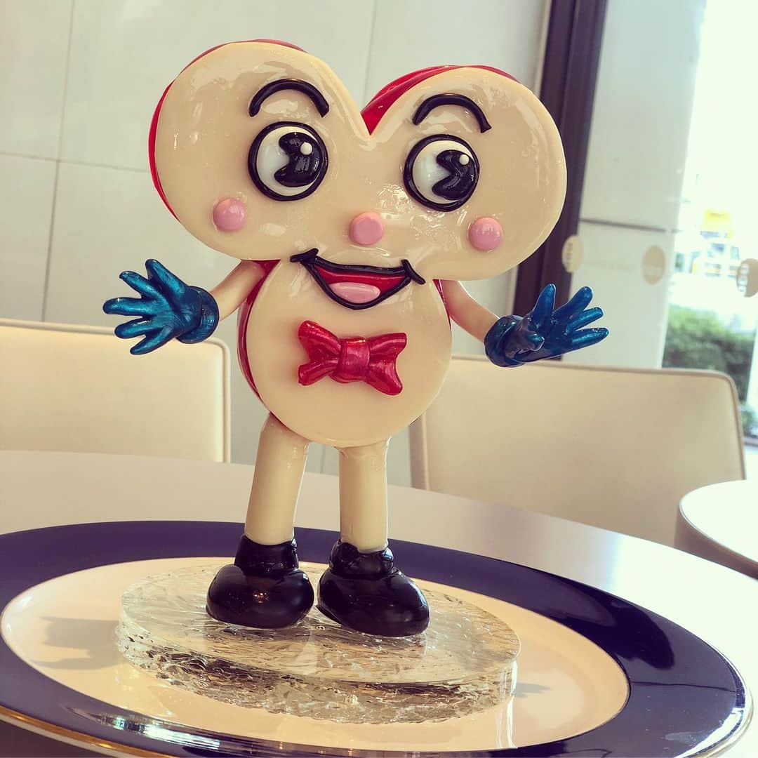 林藍菜さんのインスタグラム写真 - (林藍菜Instagram)「ビーちゃんの飴細工！ 繊細に作られていていまにも動き出しそーう！ 数々の賞を受賞するシェフパティシエの山田晃司さんが作ってくださいました。 発想力と技術は素人の私が見ても素晴らしかったです！ 山田さんの解説付きで頂いたケーキはとっても美味しかった♡  この模様は、9月14日(土)のフルサタで！ @furusata_bbt  #ホテルニューオータニ高岡 #カフェ＆ダイニング #coo #クー #山田晃司 さん #シェフパティシエ #富山テレビ #BBT #フルサタ #林藍菜」9月10日 16時37分 - hayashi_aina