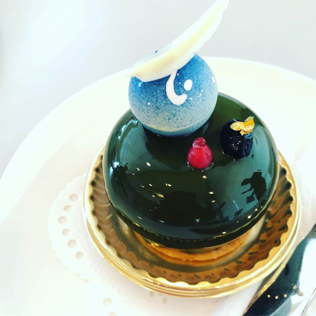 林藍菜さんのインスタグラム写真 - (林藍菜Instagram)「ビーちゃんの飴細工！ 繊細に作られていていまにも動き出しそーう！ 数々の賞を受賞するシェフパティシエの山田晃司さんが作ってくださいました。 発想力と技術は素人の私が見ても素晴らしかったです！ 山田さんの解説付きで頂いたケーキはとっても美味しかった♡  この模様は、9月14日(土)のフルサタで！ @furusata_bbt  #ホテルニューオータニ高岡 #カフェ＆ダイニング #coo #クー #山田晃司 さん #シェフパティシエ #富山テレビ #BBT #フルサタ #林藍菜」9月10日 16時37分 - hayashi_aina