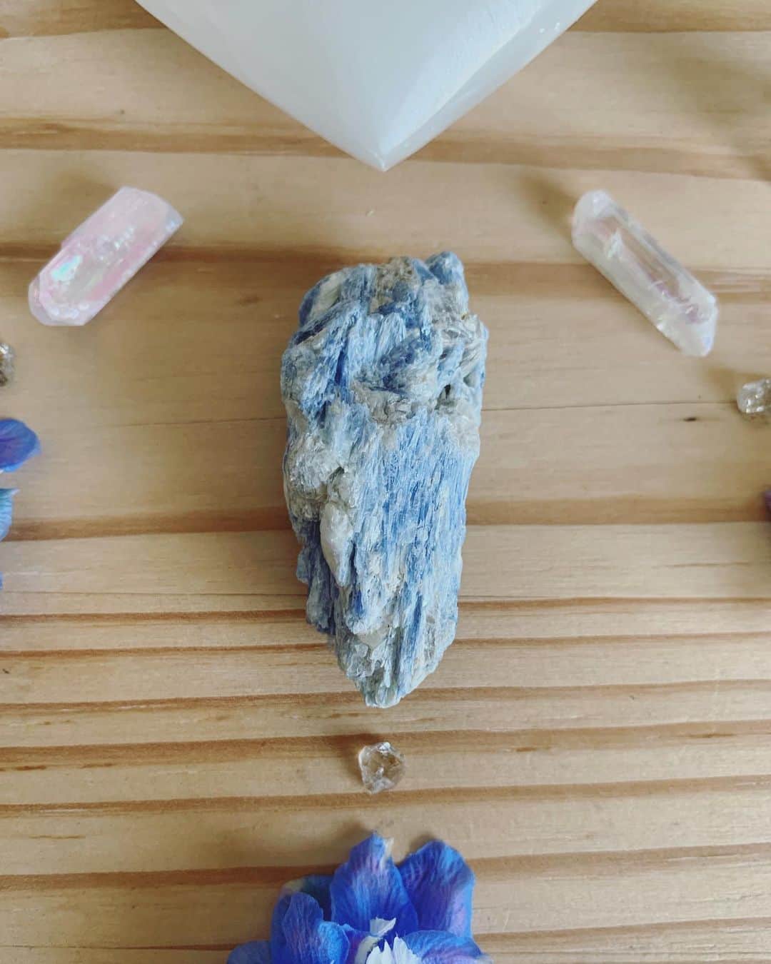 OLIVIAさんのインスタグラム写真 - (OLIVIAInstagram)「Here’s my #crystalgrid from this morning. I used my favorite #delphiniumblue 💙 and new #bluekyanite crystal. I’ve been into the #selenite and #apophyllite vibes these days.💫⭐️🌈☀️💖」9月10日 16時42分 - olivialufkin